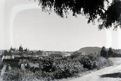 Magyarország, Budapest II., kilátás a Vérhalom utcából, balra a Parlament, jobbra a Gellért-hegy és a Gül Baba türbéje köré épített Wagner villa kupolái., 1936, Révay Péter, Budapest, Fortepan #136368