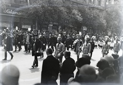 Magyarország, Budapest VI., Andrássy út, Szent Imre év, augusztus 20-i ünnepi körmenet. Jobbra a háttérben a Nagymező utca sarkán álló ház. Középen kimagaslik gróf Apponyi Albert., 1930, Révay Péter, díszmagyar, ministráns, cipőbolt, Takarékpénztár, Budapest, Fortepan #136387