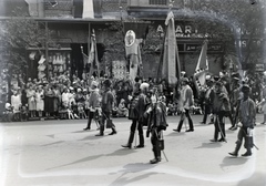 Magyarország, Budapest VI., Andrássy út, Szent Imre év, augusztus 20-i ünnepi körmenet a Párisi Nagyáruháznál., 1930, Révay Péter, zászló, kard, huszár, csákó, Budapest, tarsoly, Fortepan #136388