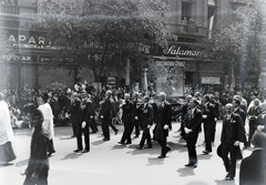 Magyarország, Budapest VI., Andrássy út, a Szent László herma a Szent Imre évi augusztus 20-i ünnepi körmeneten. Háttérben szemben a 37. számú ház., 1930, Révay Péter, cipőbolt, Budapest, Fortepan #136389