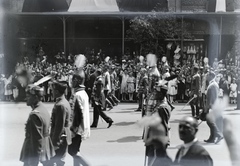 Magyarország, Budapest VI., Andrássy út a Párisi Nagyáruháznál. Szent Imre év, augusztus 20-i ünnepi körmeneten az első sorban középen Horthy Miklós kormányzó., 1930, Révay Péter, testőr, Budapest, kormányzó, Fortepan #136390