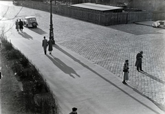 Hungary, Budapest I., Szentháromság tér a Halászbástyáról nézve, jobbra a Mátyás-templom., 1935, Révay Péter, shades, shadow, Budapest, Fortepan #136392