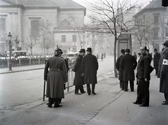 Magyarország, Budapest VIII., Horváth Mihály (Mária Terézia) tér 8. A felvétel a Gyakorló iskola előtt (később Fazekas Mihály Gyakorló Általános Iskola és Gimnázium) Horthy Miklósné látogatásakor készült. Balra a Szent József-templom, 1937, Révay Péter, Budapest, Fortepan #136399