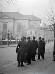 Magyarország, Budapest VIII., Horváth Mihály (Mária Terézia) tér 8. A felvétel a Gyakorló iskola előtt (később Fazekas Mihály Gyakorló Általános Iskola és Gimnázium) Horthy Miklósné látogatásakor készült. Szemben a Szent József-templom, 1937, Révay Péter, Budapest, Fortepan #136405