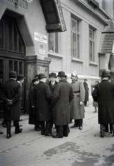 Magyarország, Budapest VIII., Horváth Mihály (Mária Terézia) tér 8. A felvétel a Gyakorló iskola előtt (később Fazekas Mihály Gyakorló Általános Iskola és Gimnázium) Horthy Miklósné látogatásakor készült., 1937, Révay Péter, Budapest, Fortepan #136408