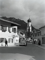 Németország, Oberammergau, Dorfstrasse, balra a Gasthaus zum Stern, szemben a Pfarrkirche., 1936, Révay Péter, Fortepan #136413