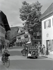 Németország, Oberammergau, Dorfstrasse, középen a Hotel Wittelsbach., 1936, Révay Péter, kerékpár, Fortepan #136414