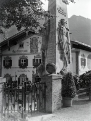 Németország, Oberammergau, I. világháborús emlékmű, mögötte a Gasthaus zum Weissen Lamm., 1936, Révay Péter, Fortepan #136415