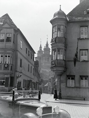 Németország, Bayreuth, Maximilianstrasse, szemben a Brautgasse, jobbra a Régi Városháza (Altes Rathaus), ma Művészeti Múzeum (Kunstmuseum Bayreuth). Háttérben a Stadtkirche., 1936, Révay Péter, horogkereszt, nácizmus, Fortepan #136424