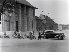 Németország, Bayreuth, Luitpoldplatz (ekkor Hans Schemm Platz), balra a Német Oktatási Ház (Haus der Deutschen Erziehung)., 1936, Révay Péter, horogkereszt, nácizmus, kerékpár, motorkerékpár, automobil, amerikai gyártmány, Chevrolet-márka, Chevrolet Master, Fortepan #136425