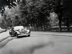 Németország, Bonn, Bad Godesberg (ekkor önálló, ma a város része), Poppelsdorfer Allee. Hitler Mercedes-Benz 770 típusú autója. A felvétel a Hitler - Chamberlain találkozó idején készült., 1938, Révay Péter, Mercedes-márka, horogkereszt, automobil, Fortepan #136427