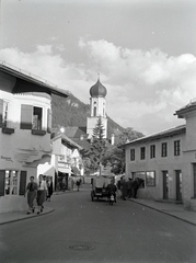 Németország, Oberammergau, Dorfstrasse, balra a Gasthaus zum Stern, szemben a Pfarrkirche., 1936, Révay Péter, Fortepan #136430