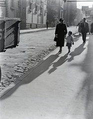 Hungary, Budapest II., Keleti Károly utca a Marczibányi tér felé nézve, balra a 22. számú épület., 1935, Révay Péter, shadow, backlight, Budapest, Fortepan #136445