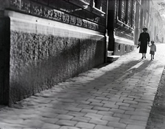 Hungary, Budapest II., a felvétel a Keleti Károly utca 6-os számú ház előtt készült., 1935, Révay Péter, shadow, backlight, Budapest, Fortepan #136446