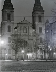 Magyarország, Budapest V., Március 15. (Eskü) tér, Belvárosi Nagyboldogasszony Főplébánia-templom. Jobbra az Osztálysorsjáték palota., 1935, Révay Péter, éjszaka, lámpaoszlop, Budapest, Fortepan #136447