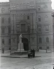 Hungary, Budapest II., Bimbó út - Keleti Károly utca sarok a Fényes Elek utcából nézve, a Központi Statisztikai Hivatal épülete. Középen Nepomuki Szent János szobra., 1935, Révay Péter, baby carriage, sculpture, public building, eclectic architecture, Budapest, Saint John of Nepomuk-portrayal, Győző Czigler-design, Fortepan #136448