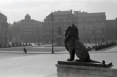 Magyarország, Budapest V., Kossuth Lajos tér, a felvétel a Parlament főbejárata előtti oroszlánszobornál készült. Középen II. Rákóczi Ferenc szobra, balra a Vértanúk tere., 1938, Révay Péter, lovas szobor, kőoroszlán, Budapest, Fortepan #136453