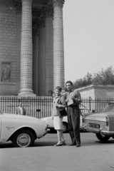 Franciaország, Párizs, Place de la Madeleine, Vészi Endre költő, író és felesége. A felvétel a Madeleine-templom előtt készült., 1971, Vészi Ágnes, templom, katolikus, neoklasszicizmus, Pierre-Alexandre Vignon-terv, Fortepan #136477