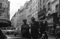 Franciaország, Párizs, Rue de Buci a Rue de Seine kereszteződésétől a Boulevard Saint-Germain felé nézve. Vészi Endre költő, író és felesége., 1971, Vészi Ágnes, utcakép, Fortepan #136513