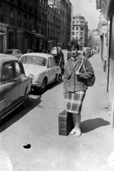 France, Paris, Rue Surcouf az Avenue Robert Schuman felé nézve., 1957, Vészi Ágnes, suitcase, checked dress, Fortepan #136514