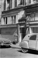 France, Paris, a felvétel a Rue Surcouf 29. számú ház előtt készült., 1957, Vészi Ágnes, suitcase, checked dress, Fortepan #136515