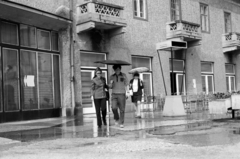 Hungary, Veszprém, Megyeház (Lenin) tér, Bakony (később Hungária) étterem terasza., 1973, Vészi Ágnes, umbrella, rain, Fortepan #136531