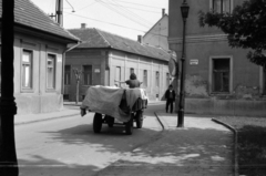 Hungary, Vác, Kossuth tér, balra a Kossuth utca., 1973, Vészi Ágnes, Horse-drawn carriage, mirror, Fortepan #136535