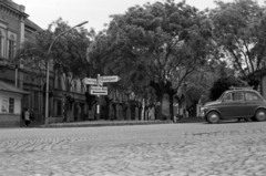 Hungary, Esztergom, Bajcsy-Zsilinszky út (11-es főút), szemben a Pázmány Péter utca (ekkor ez is Bajcsy-Zsilinszky út). A kép bal szélén a Főszékesegyházi Könyvtár (Bibliothéka) épületének sarka látszik., 1973, Vészi Ágnes, road signs, Fortepan #136536