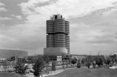 Németország, München, a BMW gyár központi épülete, előtte a gyár múzeuma., 1972, Vészi Ágnes, felhőkarcoló, NSZK, modern építészet, Karl Schwanzer-terv, Fortepan #136538