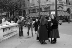 Franciaország, Párizs, Quai de la Mégisserie - Place du Châtelet sarok a Pont au Change felől nézve., 1975, Vészi Ágnes, apáca, hippik, Fortepan #136562