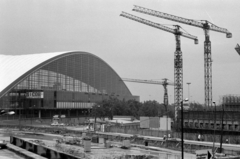 Franciaország, Courbevoie,Puteaux, La Défense üzleti központ Párizs elővárosában.balra a CNIT épülete., 1972, Vészi Ágnes, építkezés, daru, modern építészet, Robert Camelot-terv, Jean de Mailly-terv, Bernard Zehrfuss-terv, Nicolas Esquillan-terv, Jean Prouvé-terv, Fortepan #136570