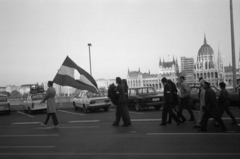 Magyarország, Budapest II., Bem rakpart, megemlékezés az 1956-os forradalomról 1990. október 23-án., 1990, Vészi Ágnes, Trabant-márka, Lada-márka, tüntetés, Trabant 601, Budapest, lyukas zászló, Fortepan #136613