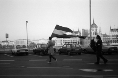 Magyarország, Budapest II., Bem rakpart, megemlékezés az 1956-os forradalomról 1990. október 23-án., 1990, Vészi Ágnes, Skoda-márka, Lada-márka, tüntetés, Dacia 1310, Budapest, lyukas zászló, Fortepan #136614