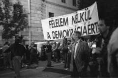 Hungary, Budapest V., Alkotmány utca a Kossuth Lajos tér felől, balra az Igazságügyi Palota (ekkor Néprajzi Múzeum és az MSZMP Párttörténeti Intézete). Az 1956-os eseményekre emlékező Kossuth Lajos téri nagygyűlésre vonuló ünneplők 1989. október 23-án., 1989, Vészi Ágnes, Budapest, regime change, Fortepan #136620