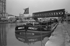 Franciaország, Párizs, vasúti híd a Canal de l'Ourcq felett., 1974, Vészi Ágnes, zászló, uszály, kikötő, kormánykerék, Fortepan #136632