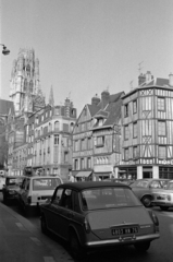 Franciaország, Rouen, Place du Lieutenant Aubert, szemben a Rue des Boucheries Saint-Ouen, háttérben a Saint-Ouen apátsági templom központi vagy "koronás" tornya., 1974, Vészi Ágnes, Fortepan #136639