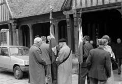 Franciaország, Honfleur, Place Sainte-Catherine, a Szent Katalin-templom (Église Sainte-Catherine) bejárata., 1974, Vészi Ágnes, zászló, Renault-márka, veterán katona, Fortepan #136642