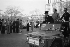 Franciaország, Párizs, Szajna-part, Quai de Montebello, jobbra a háttérben a Notre-Dame., 1974, Vészi Ágnes, rendőr, tűzoltóság, Citroen-márka, székesegyház, Citroen Mehari, Fortepan #136650