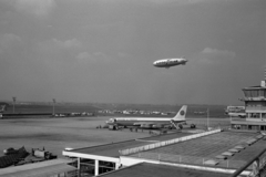 Franciaország, Párizs, Le Bourget repülőtér., 1981, Vészi Ágnes, repülőgép, repülőtér, Boeing-márka, Boeing 707, irányítótorony, Goodyear-márka, Egyptair légitársaság, léghajó, Fortepan #136660