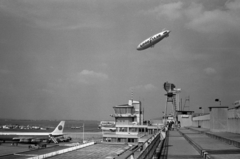 Franciaország, Párizs, Le Bourget repülőtér., 1981, Vészi Ágnes, repülőtér, irányítótorony, Goodyear-márka, Egyptair légitársaság, radar, léghajó, Fortepan #136662