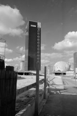 France, Puteaux,Courbevoie, La Défense üzleti központ Párizs elővárosában. Avenue du Général de Gaulle, szemben a Tour Areva felhőkarcoló., 1974, Vészi Ágnes, high-rise building, Roger Saubot-design, Francois Jullien-design, Fortepan #136687