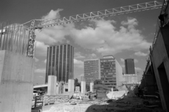 France, Courbevoie, La Défense üzleti központ Párizs elővárosában, a távolban jobbra a Tour CB21 felhőkarcoló., 1974, Vészi Ágnes, construction, crane, high-rise building, Fortepan #136688