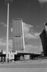 France, Puteaux, a Tour Défense 2000 felhőkarcoló az Avenue du Général de Gaulle felől nézve., 1974, Vészi Ágnes, high-rise building, Fortepan #136690