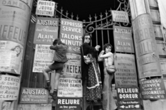 Franciaország, Párizs, Place de la République 3., 1977, Vészi Ágnes, reklám, trapéznadrág, mászás, leselkedő, leleményes, kovácsoltvas, zománctábla, gyűjtemény, Fortepan #136701