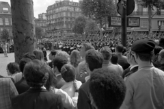 Franciaország, Párizs, Place de la République, jobbra a Boulevard du Temple., 1977, Vészi Ágnes, barikád, svájcisapka, utcanévtábla, díszszemle, Bata-márka, Fortepan #136707