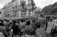 Franciaország, Párizs, Rue du Temple, jobbra a Place de la République., 1977, Vészi Ágnes, felvonulás, barikád, háttal, Fortepan #136721