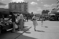 Franciaország, Suresnes, Place de la Halle, a Caron piac a Rue Albert Caron felől a Place Jean Jaurès felé nézve., 1983, Vészi Ágnes, Fortepan #136738