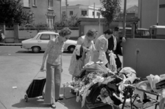 Franciaország, Suresnes, a Caron piac a Place de la Halle sarkánál, háttérben a Rue Albert Caron., 1983, Vészi Ágnes, piac, Renault-márka, Renault 12, Fortepan #136748