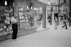 Franciaország, Párizs, Place de la Sorbonne a Boulevard Saint-Michel felé nézve., 1975, Vészi Ágnes, könyvesbolt, Fortepan #136755