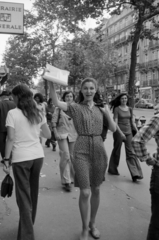 Franciaország, Párizs, Boulevard Saint-Michel a Place de la Sorbonne felől a Luxembourg-kert felé nézve., 1975, Vészi Ágnes, trapéznadrág, nyári ruha, miniruha, hosszúhajú, Fortepan #136758